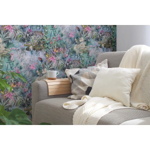 Vliestapete mit Blumen, Tieren, Dschungel-Motiv in Grün und Rosa. Dekorative Tapete für Wohnräume.