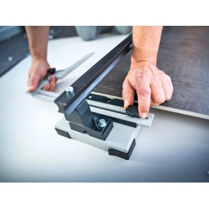 LUX Fliesenschneider FSM-1200 Professional beim Fliesenzuschnitt.