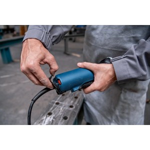 Bosch Professional GWS 17-150 PS Winkelschleifer in Aktion, Detailaufnahme des Netzkabels.