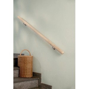 Montierter, roher Fichte Handlauf (1500mm) mit Befestigungsmaterial an einer Wand neben einer Treppe.