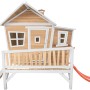 Axi Emma Spielhaus aus Holz in Braun-Weiß mit roter Rutsche. Kinderspielhaus für den Garten.