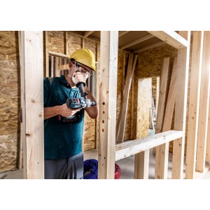Handwerker bohrt mit Bosch Expert Flachfräsbohrer ein Loch in Holz. Fräsbohrer für schnelles Bohren.
