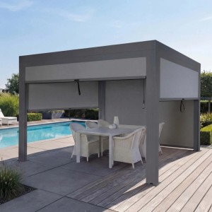 Anthrazit Pergola mit Seitenwand, 3x4m, Aluminiumgestell und weißen Gartenmöbeln.