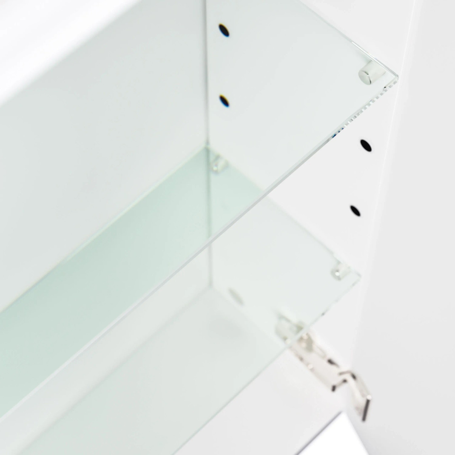 Innenansicht: Posseik Spiegelschrank 80 cm mit Glasböden.