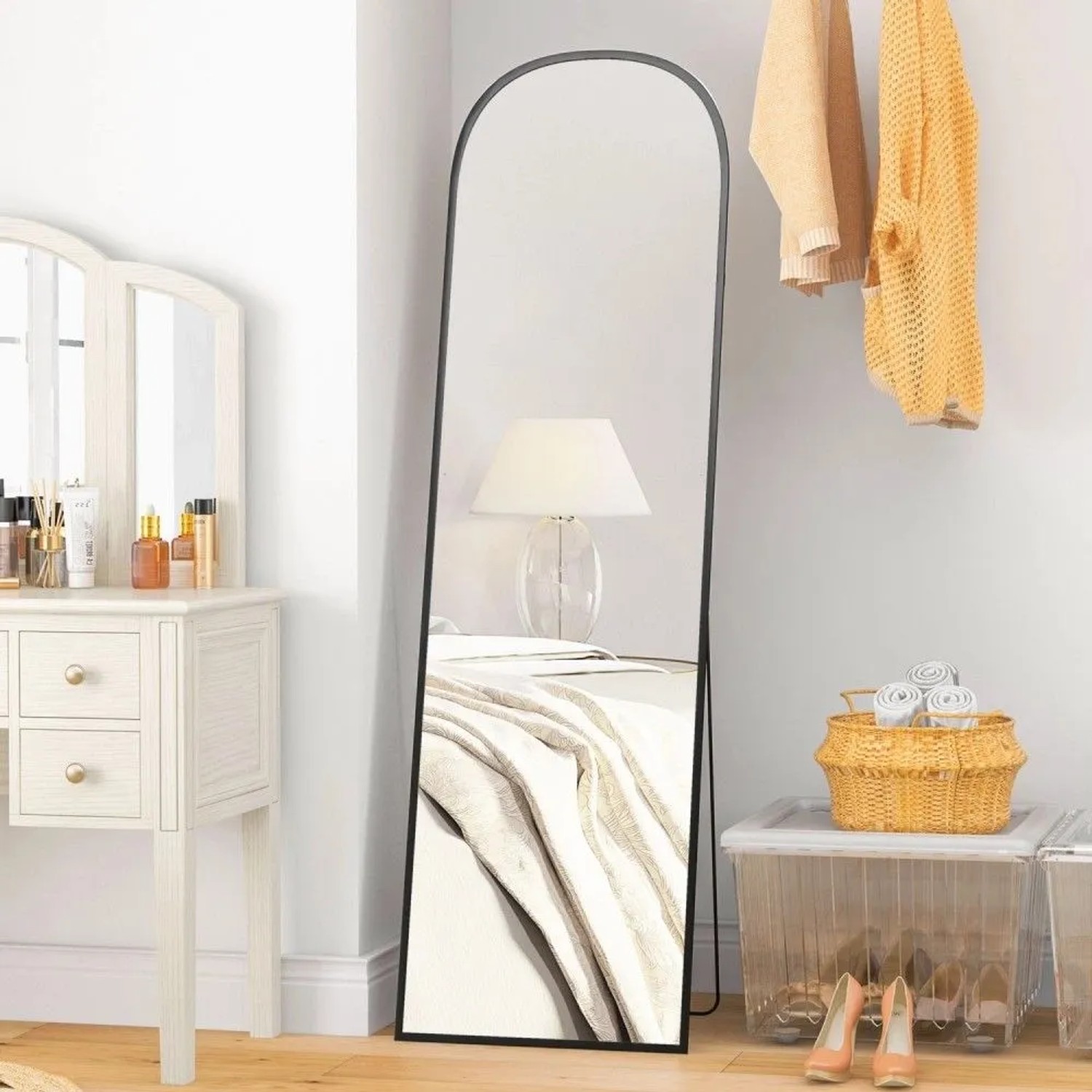 Schwarzer HOMCOM Ganzkörperspiegel mit Bogenform und Aluminiumrahmen, freistehend im Schlafzimmer. Ideal für Ankleidezimmer.