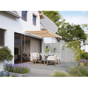 Gelenkarmmarkise Aventura 3x2m Gelb-Weiß montiert über einer Terrasse mit Sitzgruppe.