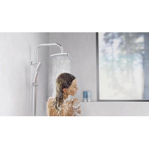 Frau unter Schütte Duschsystem Mallorca mit Kopf- und Handbrause, Chrom.