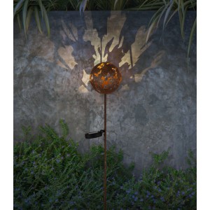Rostfarbene Globo Solarleuchte Kugel mit Ahornblatt-Muster für den Garten.