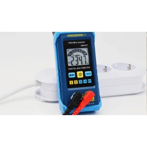 Pancontrol Multimeter mit Messleitungen und Digitalanzeige vor Steckdose.