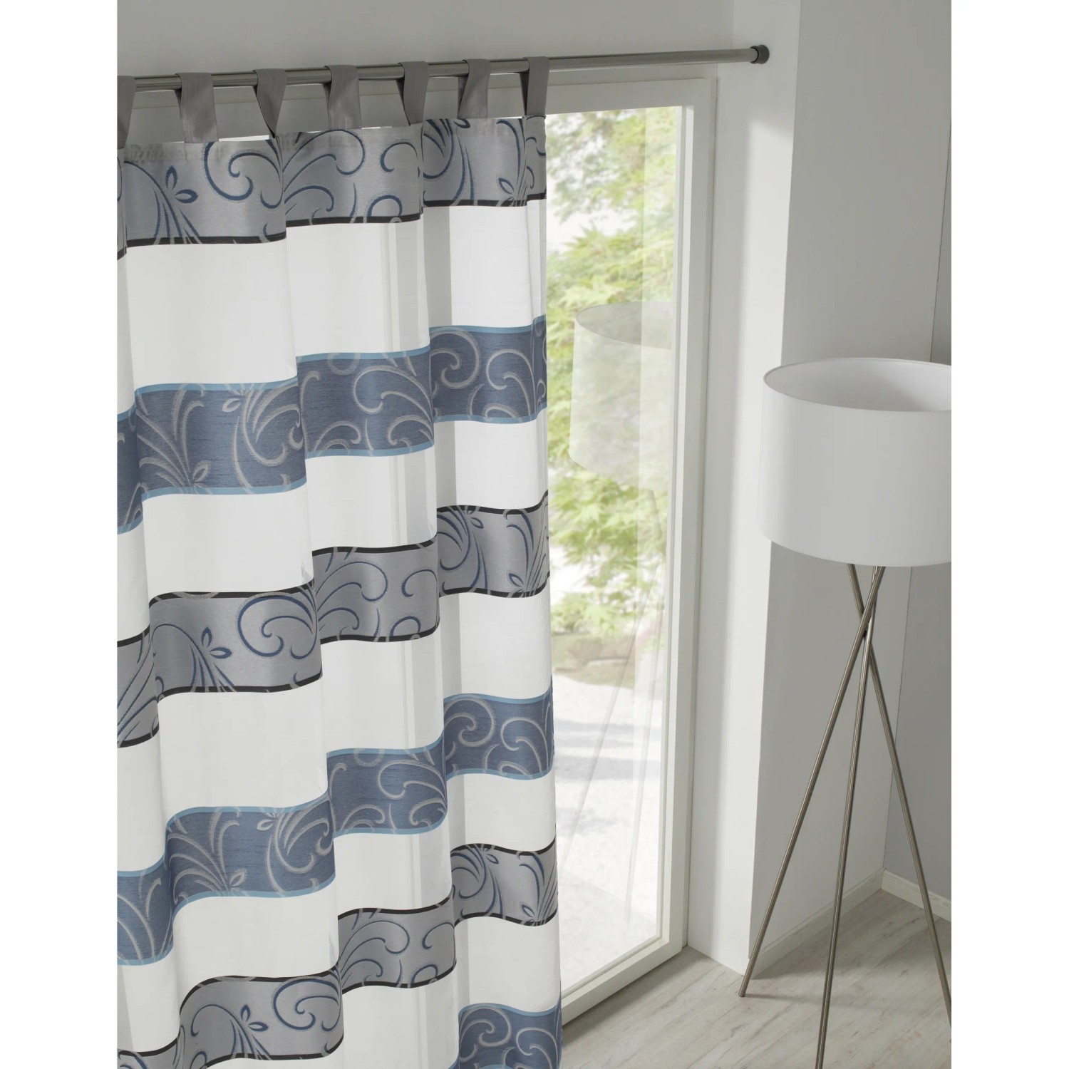 Gardinia Spannstange in Nickel-Optik, 80-130 cm, mit Vorhang im gestreiften Design.