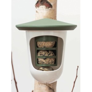 SingingFriend Vogelfutter-Spender Multi Feedr, grün-weiß, mit Futterkugeln am Baum.