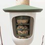 SingingFriend Vogelfutter-Spender Multi Feedr, grün-weiß, mit Futterkugeln am Baum.