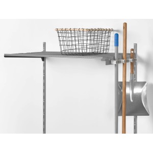 Klemmhaken-Schiene mit Regal: Weiß-alufarbenes Metall/Kunststoff-Regalsystem mit Korb, Besen und Schaufel.