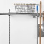 Klemmhaken-Schiene mit Regal: Weiß-alufarbenes Metall/Kunststoff-Regalsystem mit Korb, Besen und Schaufel.