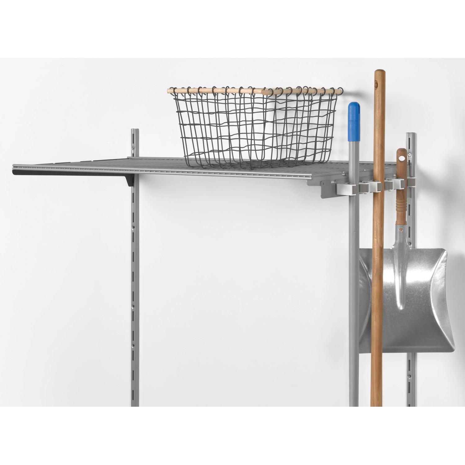 Klemmhaken-Schiene mit Regal: Weiß-alufarbenes Metall/Kunststoff-Regalsystem mit Korb, Besen und Schaufel.