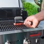 Char-Broil Grillbürste Hot & Cool Clean in Nutzung auf Grillrost, Grillutensil
