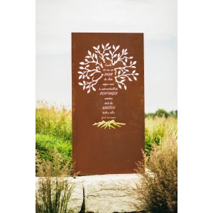 Rostfarbene Ferrum Art Sichtschutzwand Familie mit Baum-Motiv und Spruch im Garten.