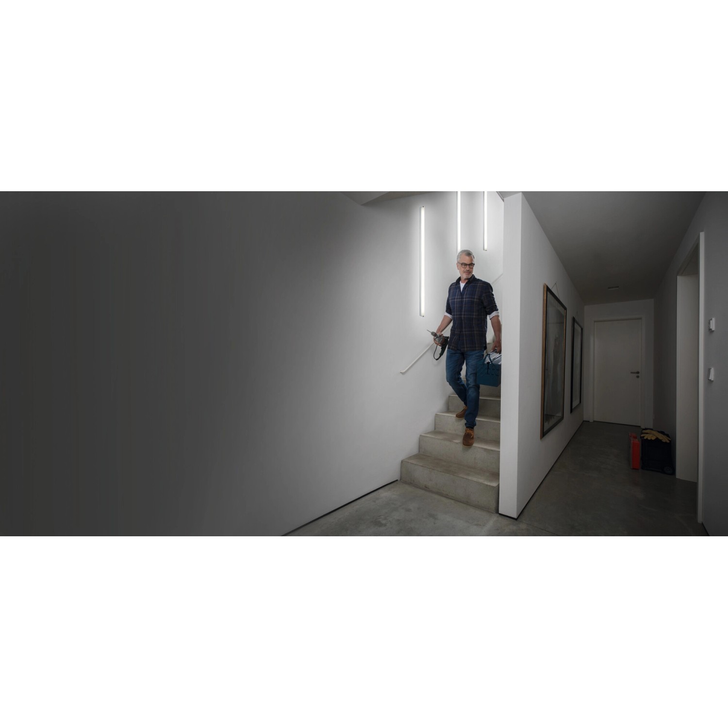 Mann geht Treppe runter, beleuchtet mit Osram LED-Leuchtstofflampen, kaltweiß.