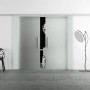 Levidor Doppelglasschiebetür satiniert, Aluminiumschienen, Stangengriffe, in modernem Wohnraum, platzsparend.