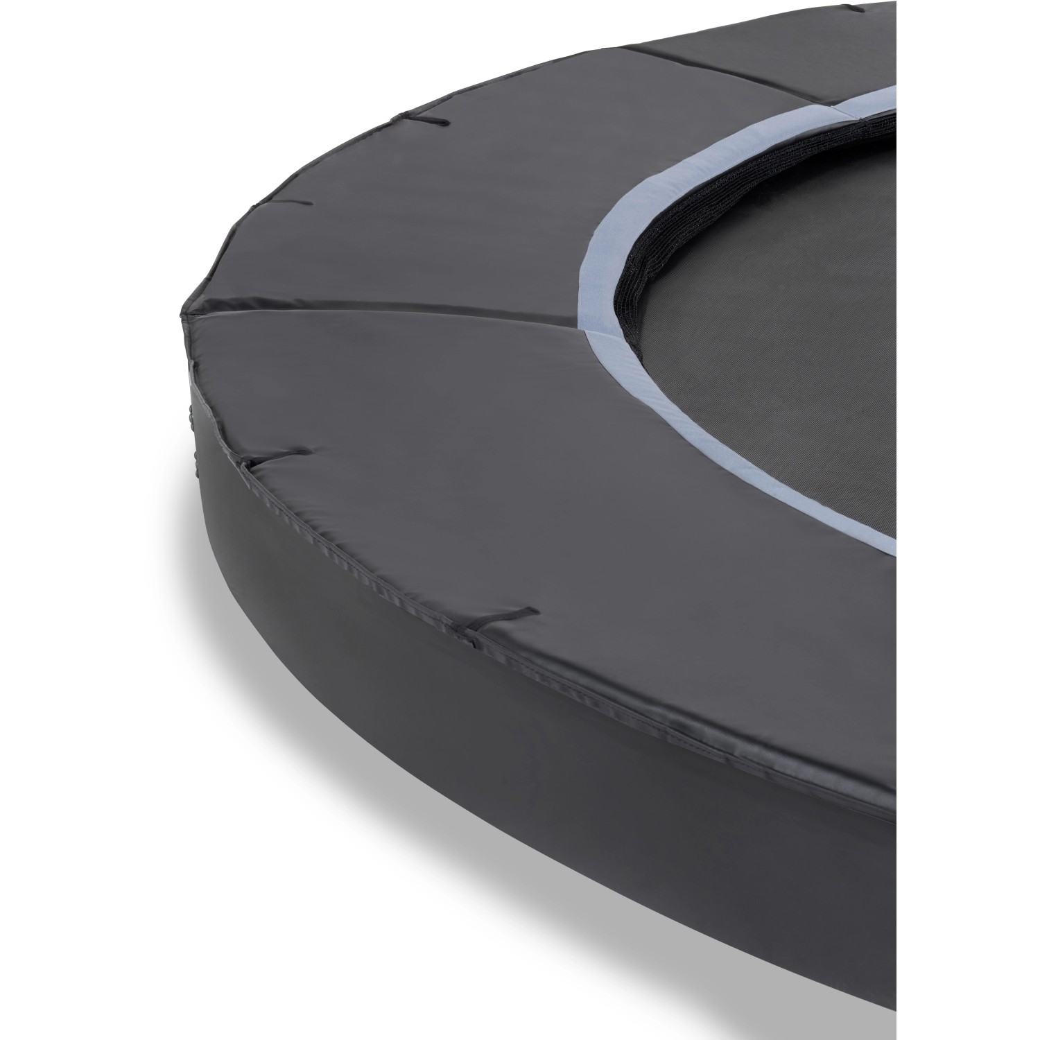 Detailaufnahme: Schwarzes EXIT Dynamic Bodentrampolin Ø 366 cm, Schutzrand und Sprungfläche.