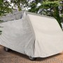 Graue Wohnmobil-Schutzhülle (610x235x270cm) schützt vor Witterung und Schmutz.