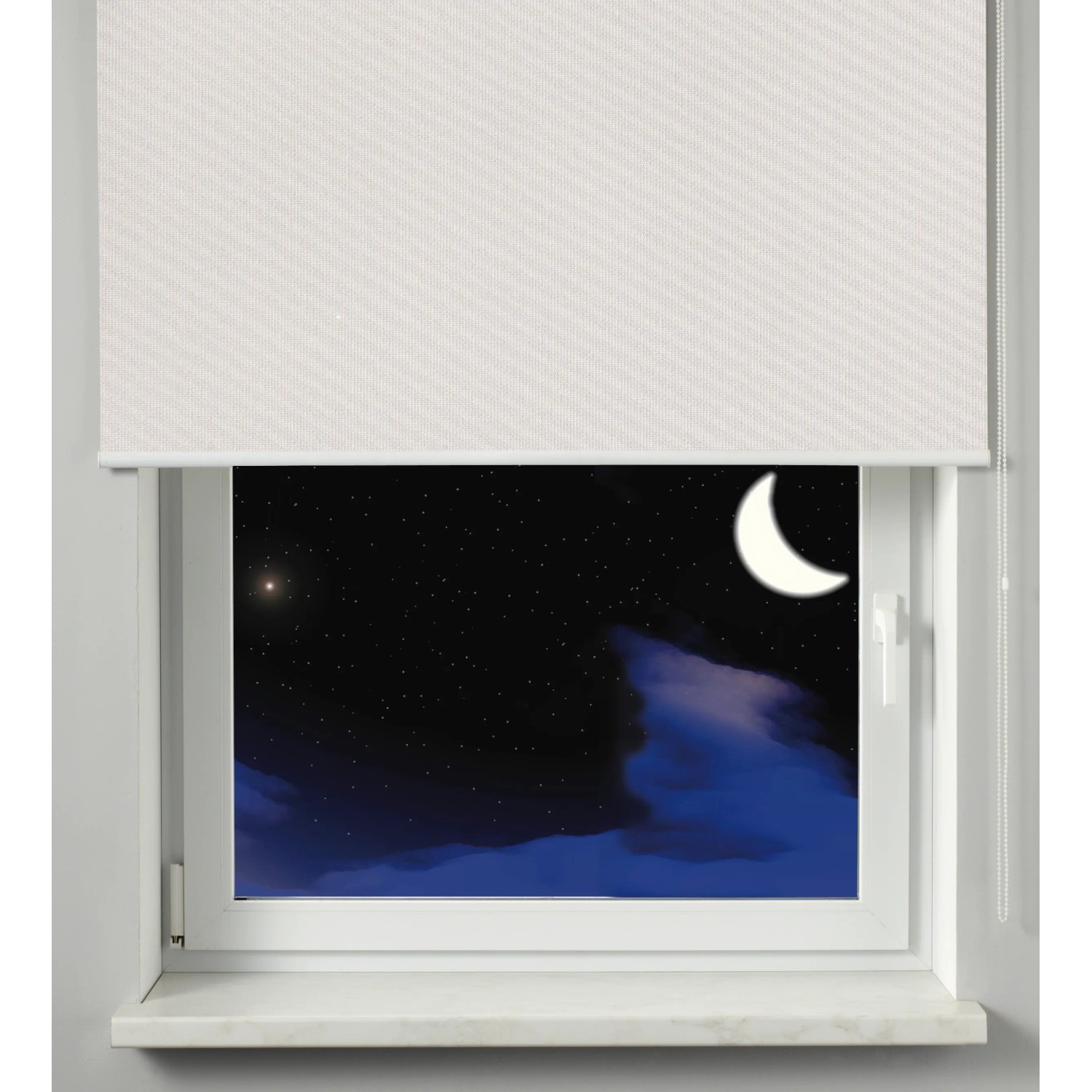 Gardinia Verdunkelungsrollo Thermo, weiß, mit Streifenmuster vor einem Fenster in der Nacht.