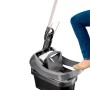 Schwarze Leifheit Wischtuchpresse Profi XL mit Fußbetätigung. Mop wird im Eimer ausgewrungen. Praktisches Reinigungsgerät.