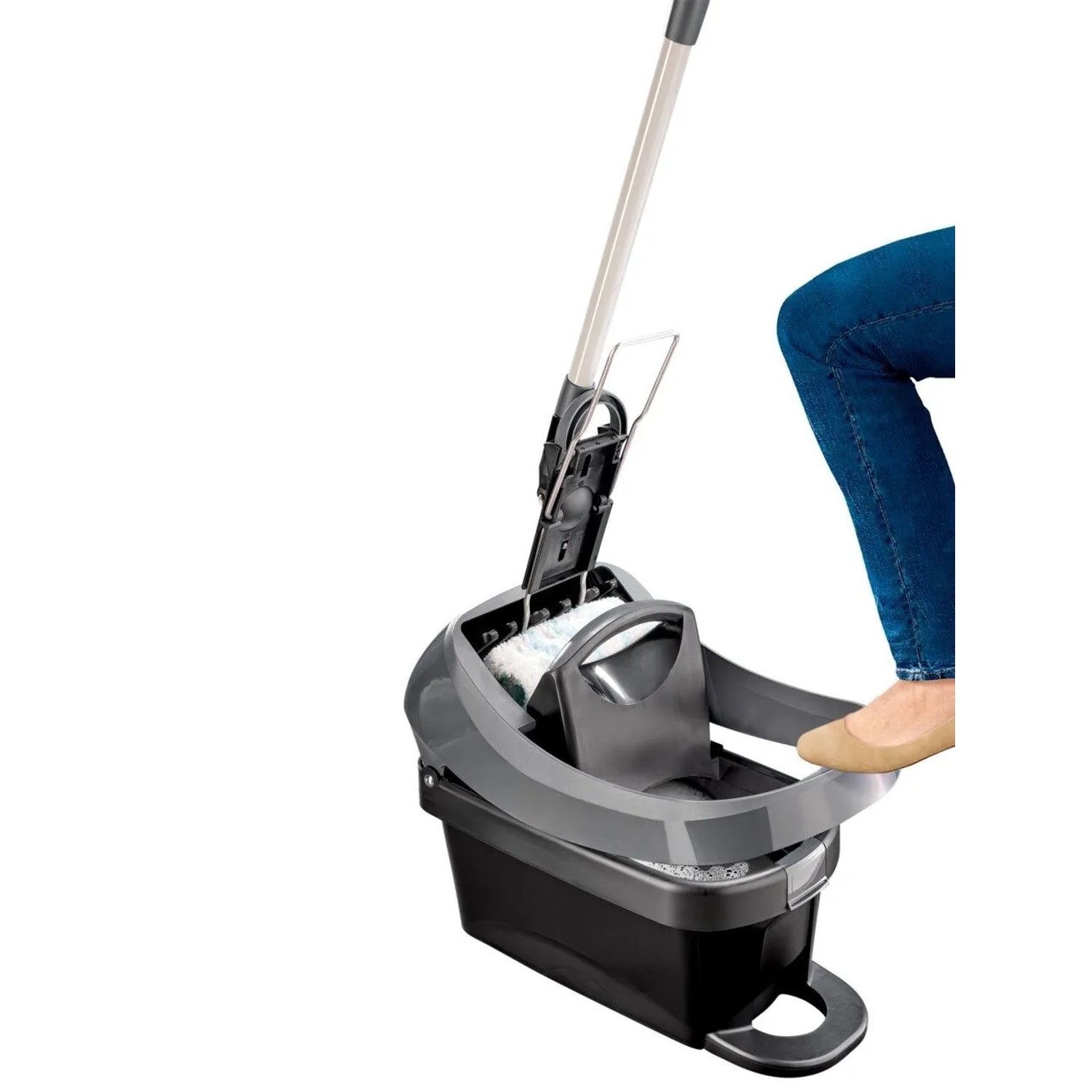 Schwarze Leifheit Wischtuchpresse Profi XL mit Fußbetätigung. Mop wird im Eimer ausgewrungen. Praktisches Reinigungsgerät.