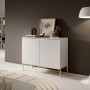 Modernes weißes Sideboard Bemmi, 100 cm, mit grifflosen Türen und goldenen Beinen im Wohnzimmer.