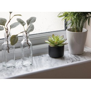 d-c-fix Selbstklebefolie Marmor Romeo auf Fensterbank mit Deko.