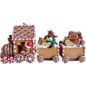 Dekorativer Lebkuchenzug als Gartendeko für Weihnachten. Detailreich mit Figuren und Zuckerstangen verziert.