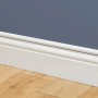 Weißer D-Line Kabelkanal (16x8 mm) an Wand montiert, verdeckt Kabel dezent.