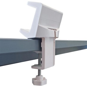 Schwaiger Klemmhalterung für Steckdosenleisten am Schreibtisch befestigt.