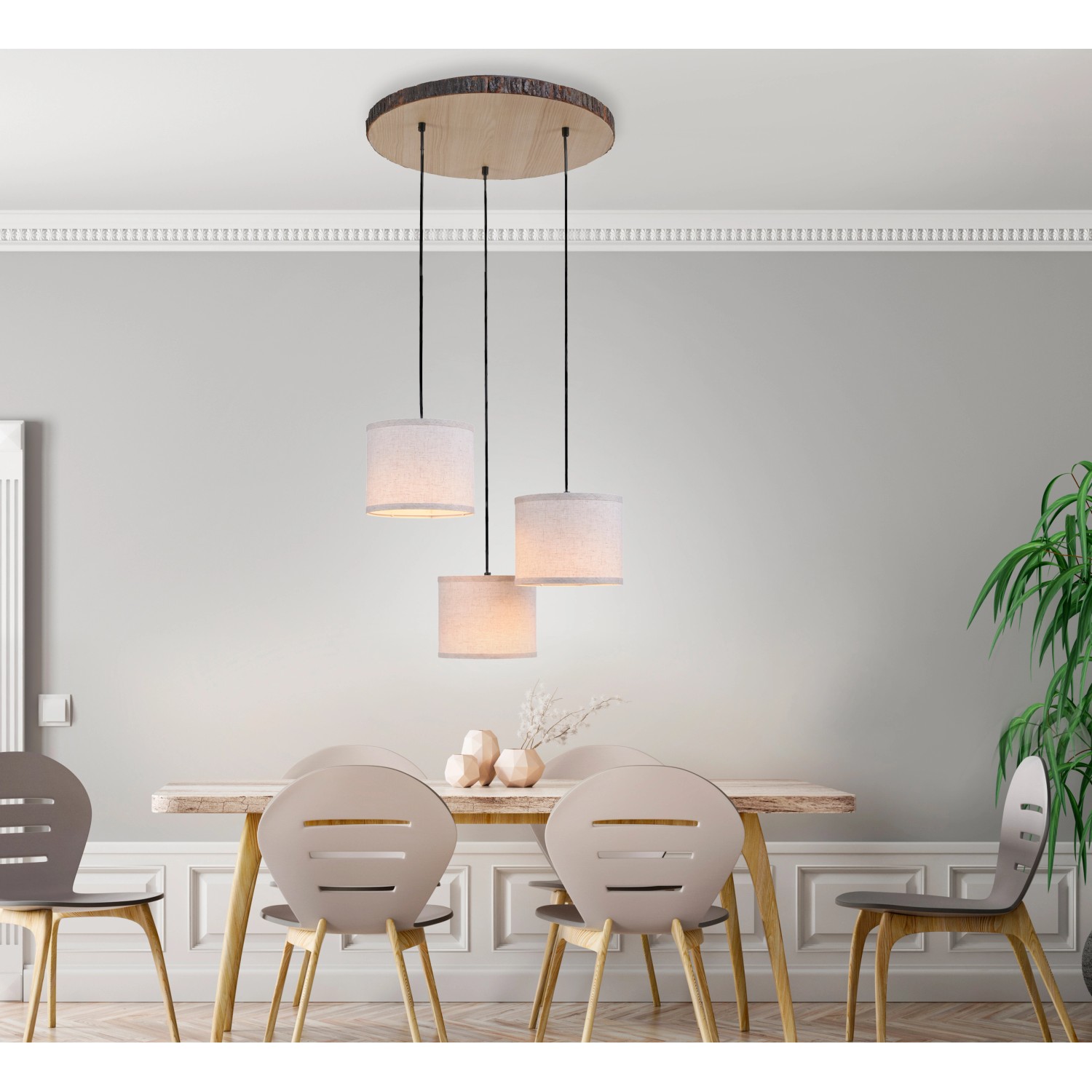 Just Light Pendelleuchte Bark mit Holzdekor und drei Lampenschirmen im Wohnraum.