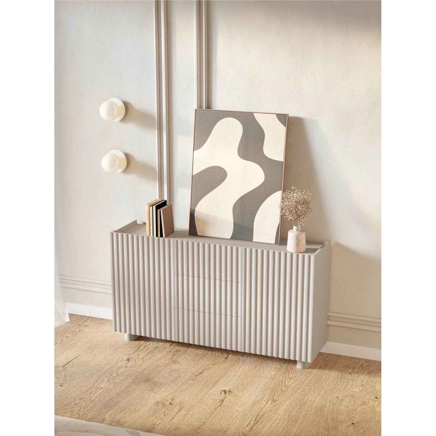 Modernes Selsey Sideboard Fiorra in Kaschmir mit geriffelten Fronten, zwei Türen, drei Schubladen und abgesenkter Platte.