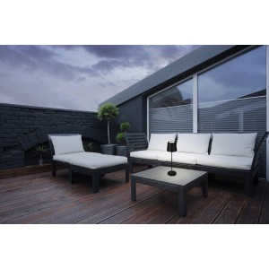 Schwarze Eglo LED-Tischleuchte Cabozo auf Tisch im Außenbereich. Schreibtischlampe mit Akku.