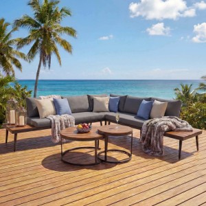 3-teilige Garten-Lounge-Garnitur mit grauen Kissen und zwei Tischen auf Holzterrasse.