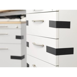 Tesa Extra Power Eco Repair, schwarzes Gewebeband zum Reparieren und Befestigen an einem weißen Schrank.