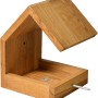 Braun gebeiztes Design-Vogelhaus aus Eichenholz mit Satteldach und Metallstange.