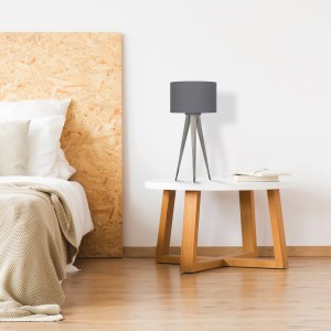 Graue Näve Tischleuchte im Tripod Design, 61,5 cm hoch, für Wohn- und Schlafzimmer.