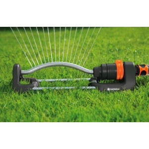 Gardena Aqua S Viereckregner beim Bewässern einer Rasenfläche.