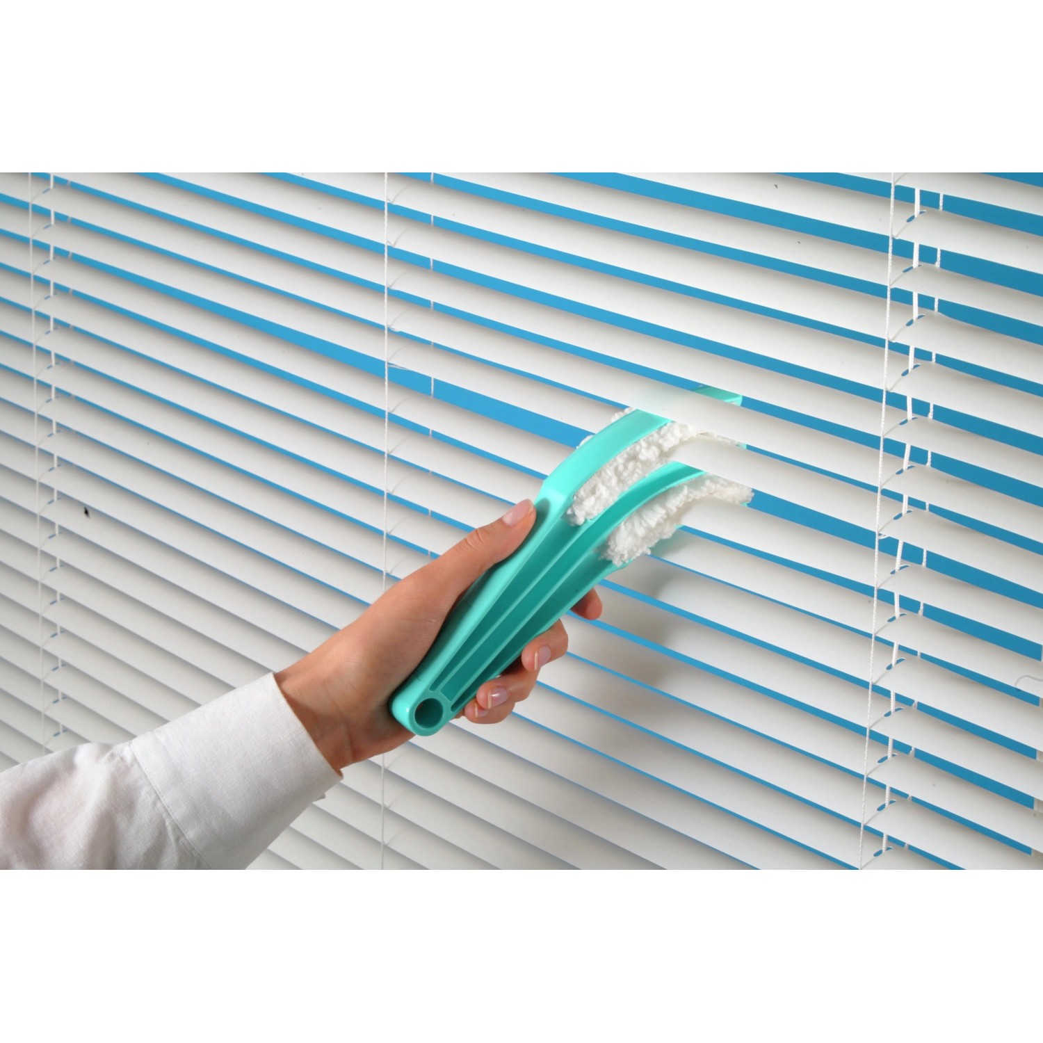 Leifheit Jalousetta Jalousienreiniger in Anwendung: Reinigt weiße Jalousien mit Mikrofaserbezug.