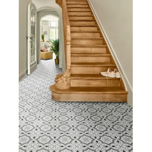 Andiamo PVC-Belag Fliesenoptik Stellar Weiß-Grau im Flur mit Treppe.