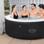 Bestway Lay-Z-Spa Miami AirJet aufblasbarer Whirlpool, Ø 180cm, mit 4 Personen im Garten.