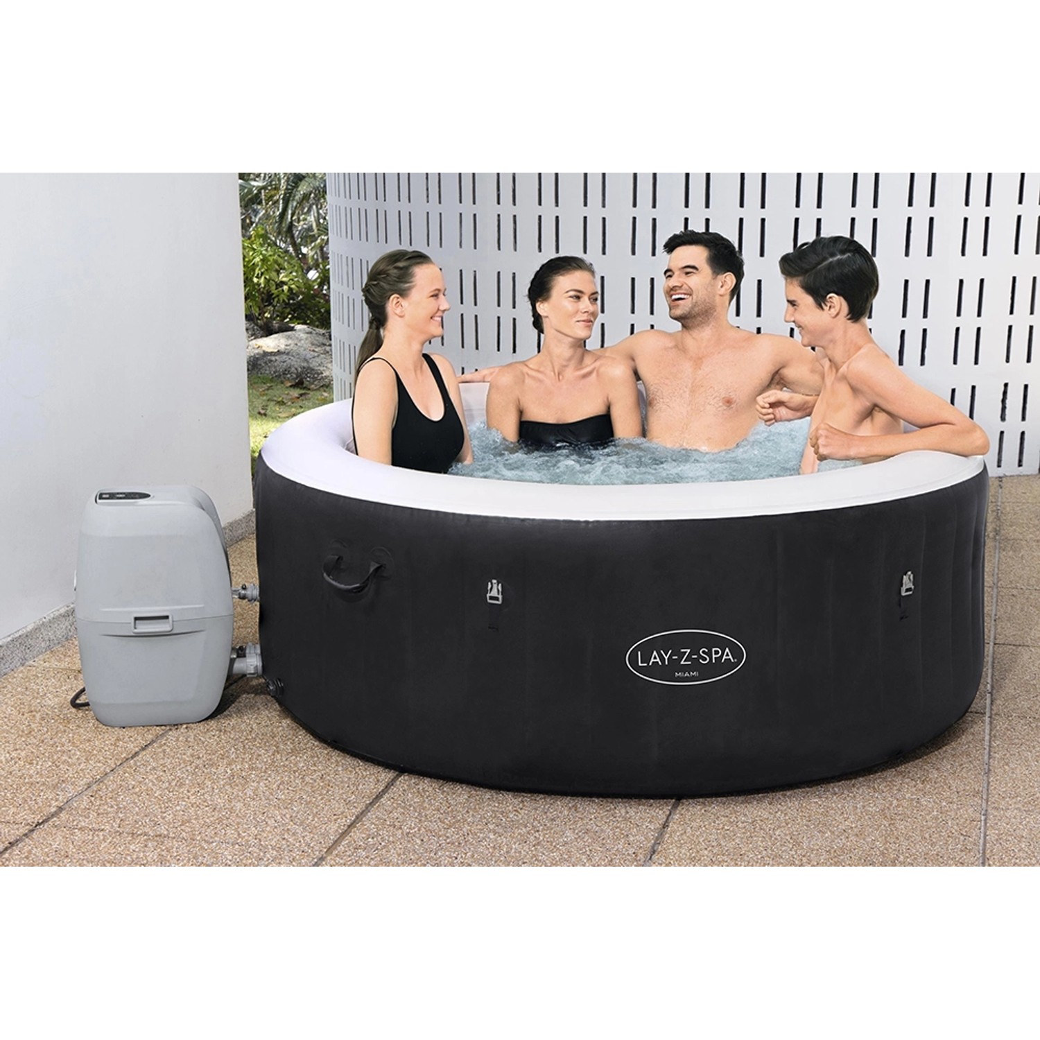 Bestway Lay-Z-Spa Miami AirJet aufblasbarer Whirlpool, Ø 180cm, mit 4 Personen im Garten.
