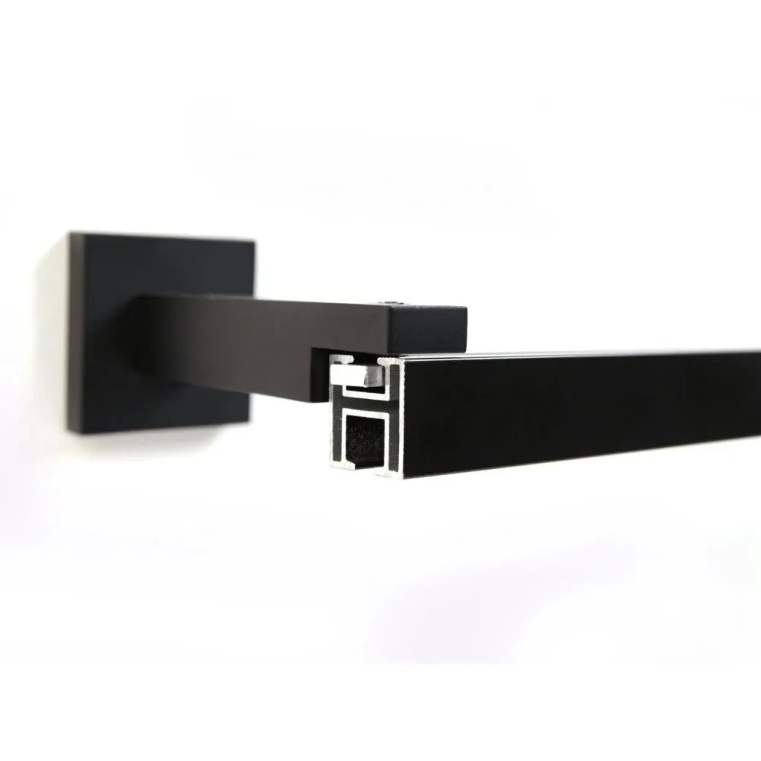 Nahaufnahme der schwarzen Deco-Raum Gardinenschiene Cube mit quadratischem Profil und Wandhalterung.