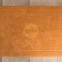 Sauna-Bodenmatte von Weka in Orange mit Logo für Elementsauna Varberg Trend.