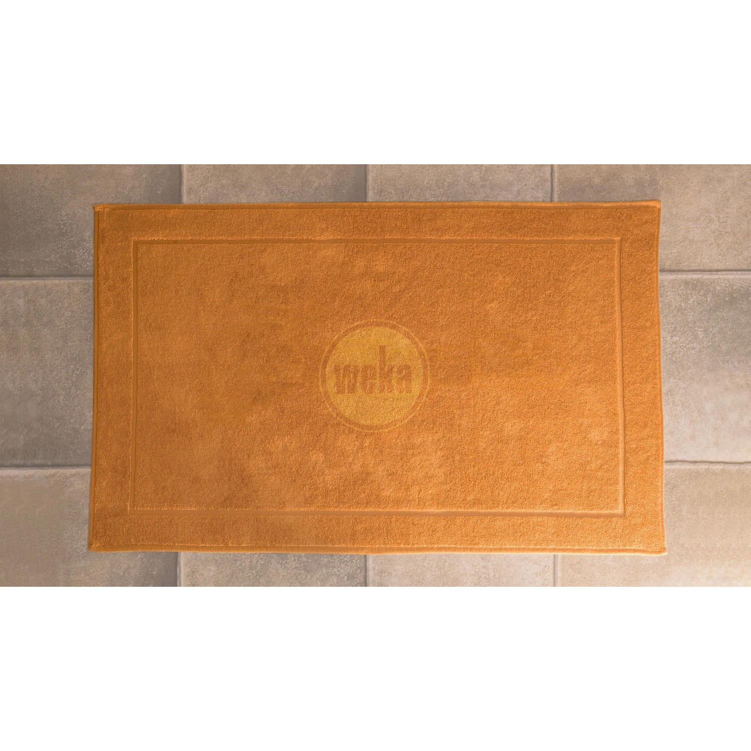 Sauna-Bodenmatte von Weka in Orange mit Logo für Elementsauna Varberg Trend.