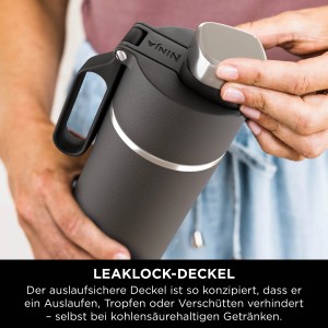 Schwarze Ninja Thirsti Trinkflasche (530 ml) mit LeakLock-Deckel in der Hand.