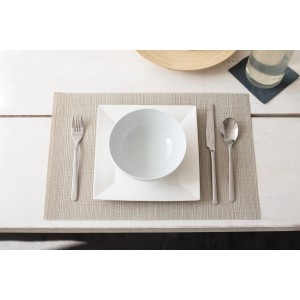 d-c-table Tischset Catania Natur, 30x45 cm, mit Teller, Besteck und Schüssel auf einem Tisch.